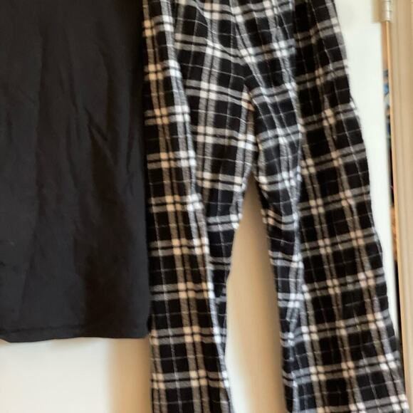 Hanes pj’s or daytime wear  2 pc- comfy-  100%pre shrunk - Picture 3 of 5
